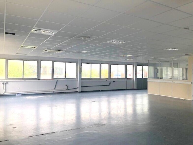 Office in Les Clayes-sous-Bois for lease - Building Photo - Image 3 of 10