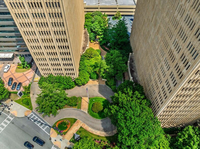 3400 Peachtree Rd NE, Atlanta, GA à louer - Photo du bâtiment - Image 3 de 11