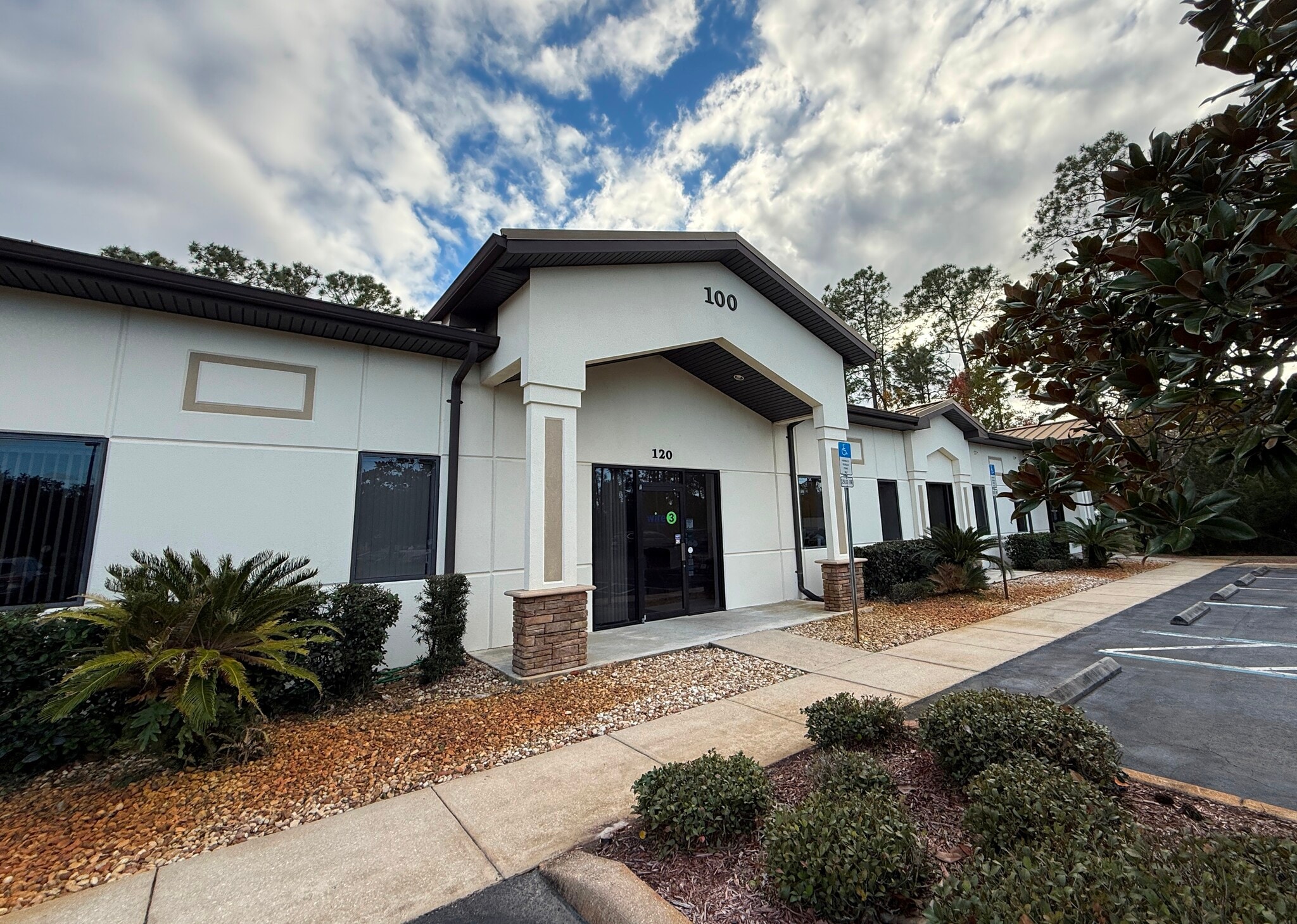 100 La Costa Ln, Daytona Beach, FL for lease Primary Photo- Image 1 of 9