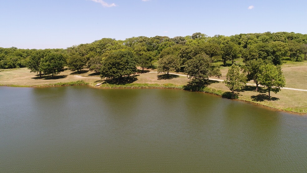 23076 Springdale Rd, Easton, KS for sale - Primary Photo - Image 1 of 12