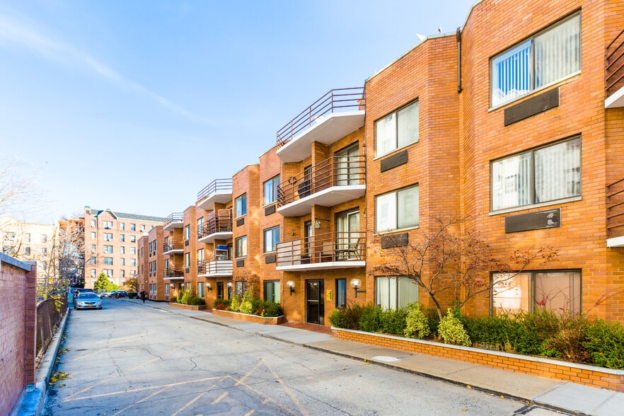 11940 Metropolitan Ave, Kew Gardens, NY à louer - Photo du bâtiment - Image 1 de 4