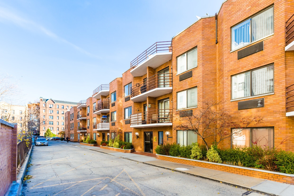 11940 Metropolitan Ave, Kew Gardens, NY à louer Photo du bâtiment- Image 1 de 5