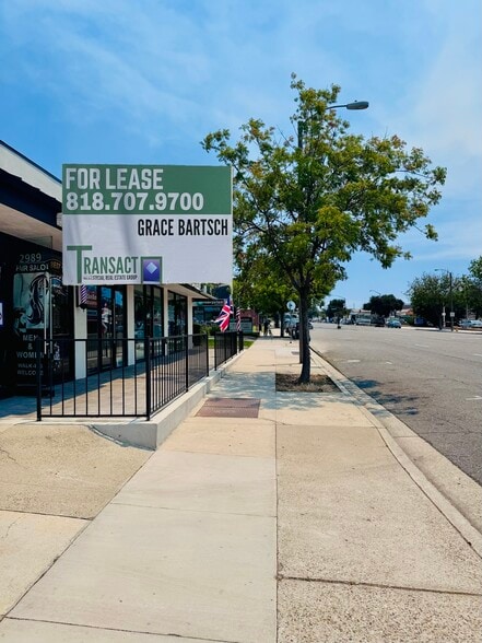 Busy Street Retail Small Rare Space, Thousand Oaks, CA à louer - Photo du bâtiment - Image 3 de 7