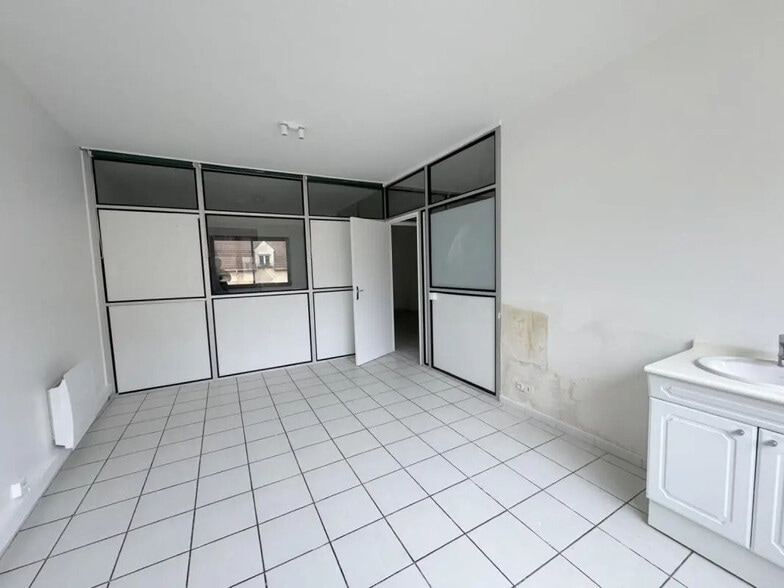 Office in Conflans-Sainte-Honorine for lease - Interior Photo - Image 3 of 8