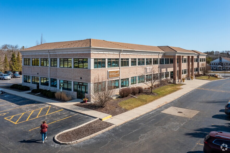 17280 W North Ave, Brookfield, WI à louer - Photo du bâtiment - Image 2 de 15