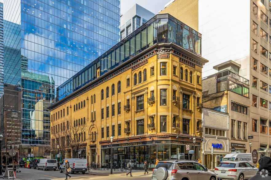 140-142 Yonge St, Toronto, ON for lease - Building Photo - Image 1 of 3