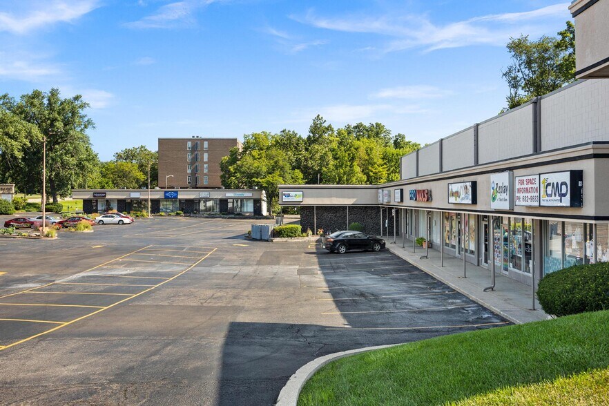 4408 N Knoxville Ave, Peoria, IL à louer - Photo du bâtiment - Image 2 de 12