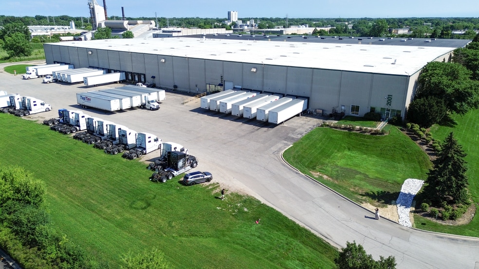 2001-2005 N Delany Rd, Gurnee, IL à louer - Photo du bâtiment - Image 3 de 6