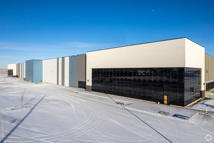 490 Carmek Dr, Calgary, AB à vendre - Photo du bâtiment - Image 1 de 1