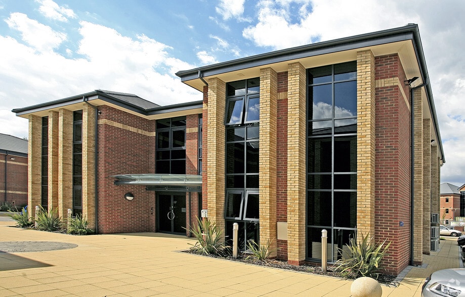 8-10 Queensbridge, Northampton for lease - Building Photo - Image 2 of 4