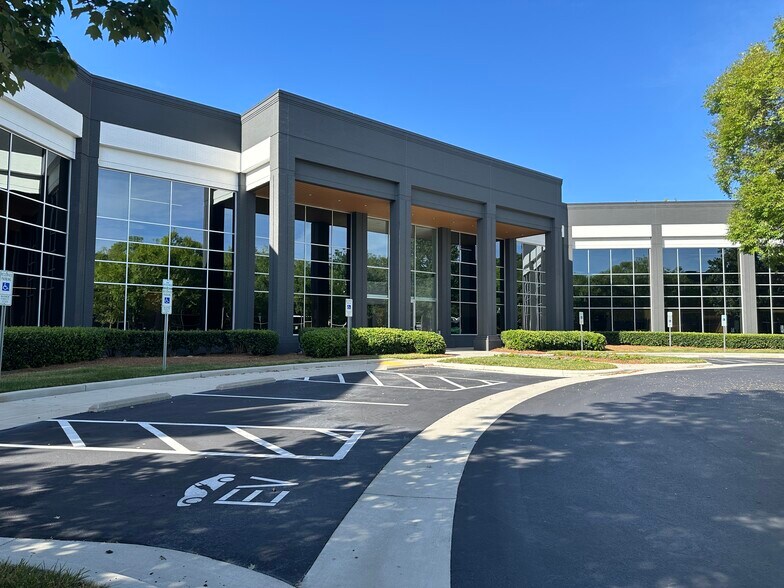2000 W Perimeter Park Dr, Morrisville, NC for lease - Building Photo - Image 2 of 4