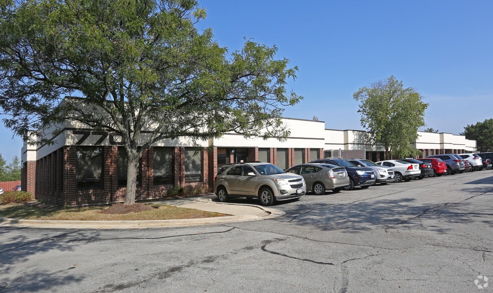 740 Pasquinelli Dr, Westmont, IL for lease - Building Photo - Image 3 of 11