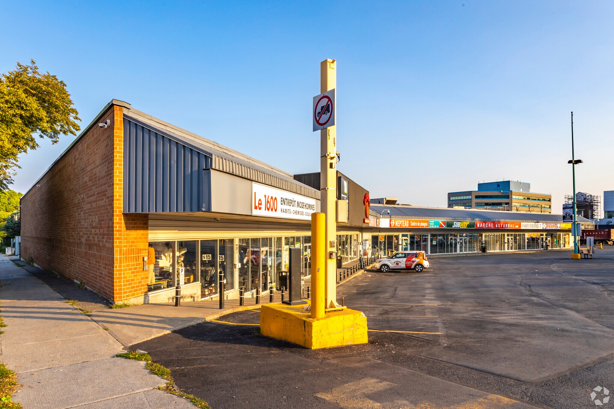 8760-8782 Boul Saint Laurent, Montréal, QC à vendre Photo principale- Image 1 de 1
