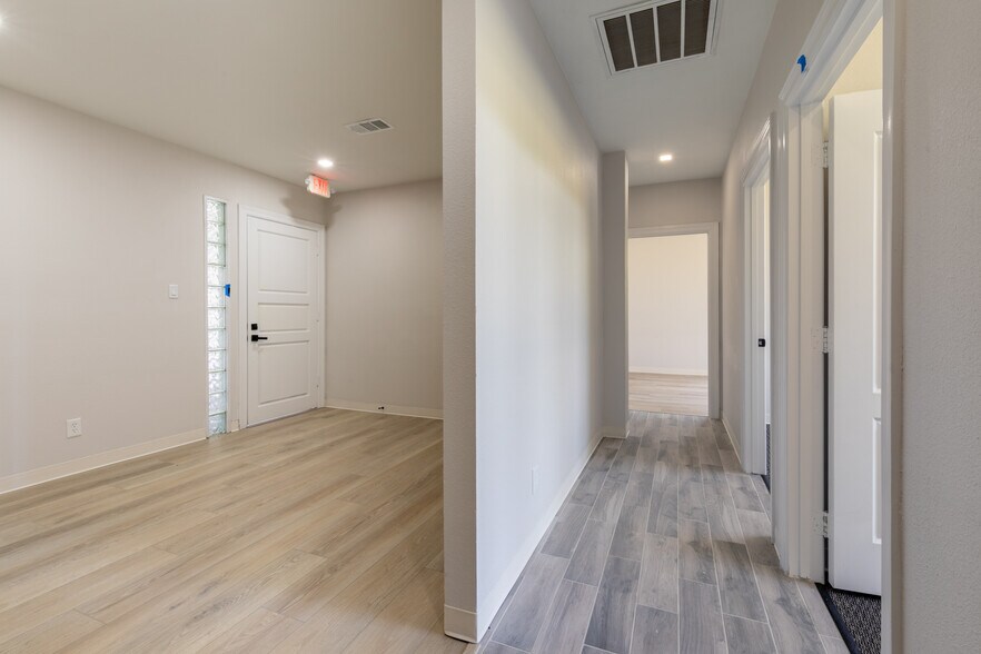 1307 W Abram St, Arlington, TX à louer - Photo du bâtiment - Image 3 de 40