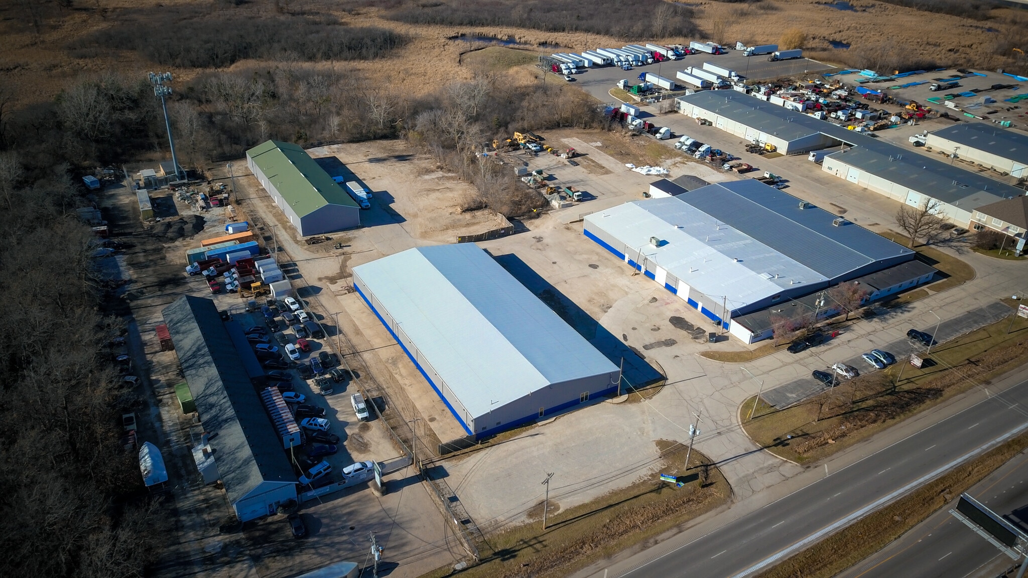 Lake Bluff Industrial/IOS/Sports-Rec portfolio of 3 properties for sale on LoopNet.ca Primary Photo- Image 1 of 8