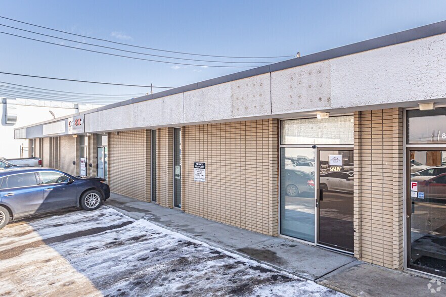 8211 Davies Rd NW, Edmonton, AB à louer - Photo principale - Image 1 de 3