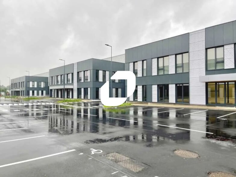 Office in Le Bourget for lease - Building Photo - Image 1 of 19