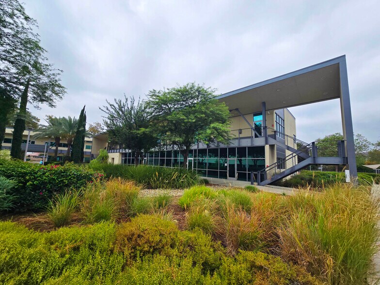 3670 W Temple Ave, Pomona, CA à louer - Photo du bâtiment - Image 1 de 14