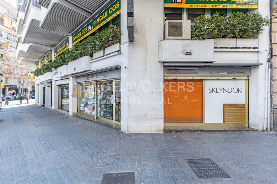 Commerce de détail dans Barcelone, Barcelona à louer - Photo du bâtiment - Image 2 de 9