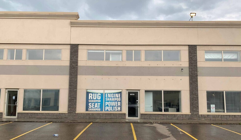13083 156 St NW, Edmonton, AB à vendre - Photo du bâtiment - Image 3 de 8