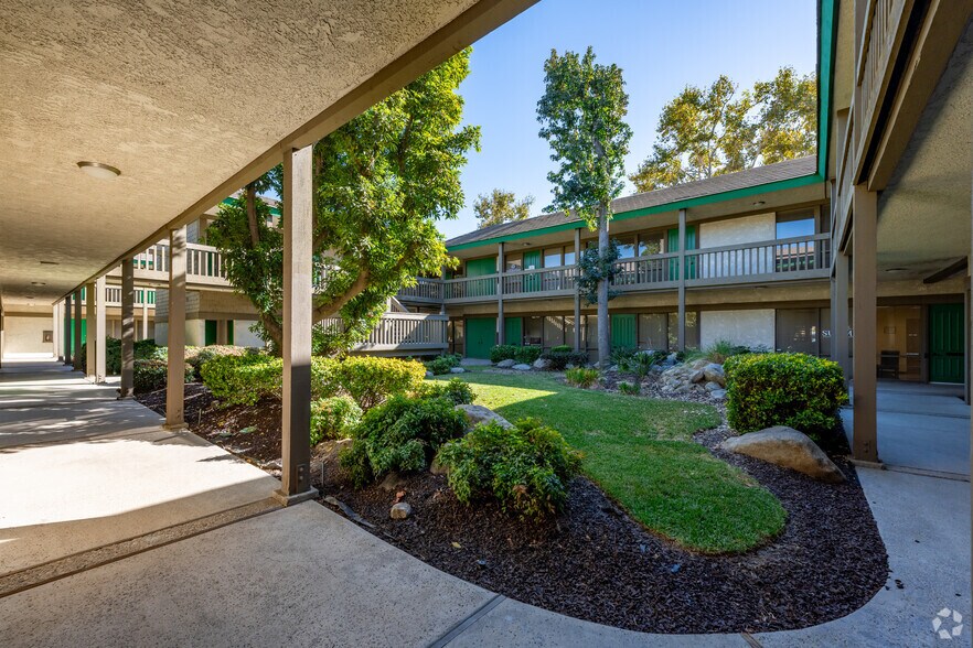 222 N Mountain Ave, Upland, CA à louer - Photo du bâtiment - Image 3 de 7