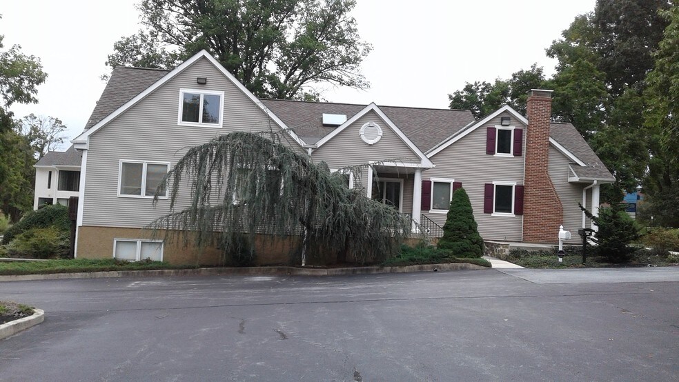 1221 W Chester Pike, West Chester, PA à louer - Photo du bâtiment - Image 2 de 4