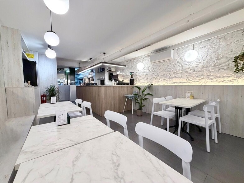 Retail in Barcelona, Barcelona for lease - Building Photo - Image 2 of 2