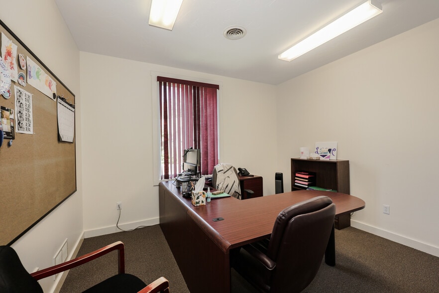Chenell Dr Professional Office Buildings portfolio of 4 properties for sale on LoopNet.ca - Building Photo - Image 2 of 17