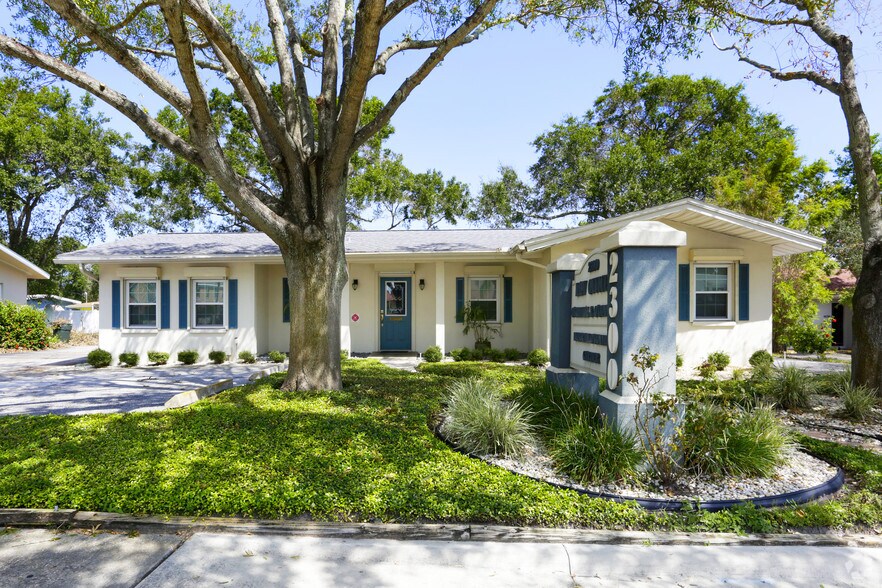 2300 W Bay Dr, Largo, FL à louer - Photo du bâtiment - Image 2 de 21