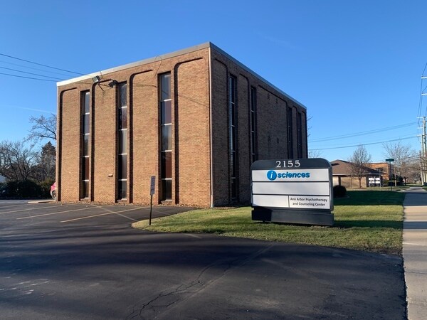 2155 Jackson Ave, Ann Arbor, MI à louer - Photo du bâtiment - Image 2 de 7