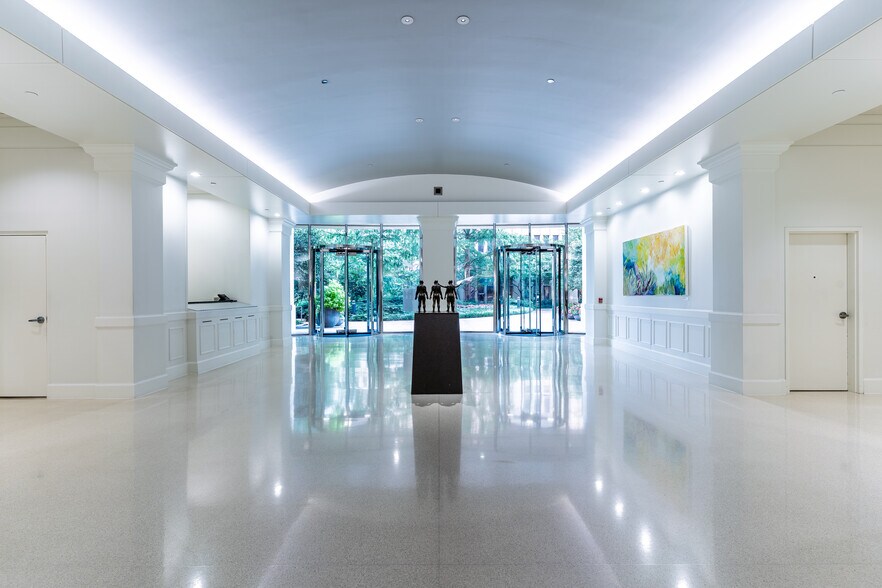 3400 Peachtree Rd NE, Atlanta, GA à louer - Photo du bâtiment - Image 2 de 11