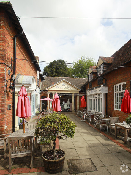 2-6 Rose & Crown Walk, Saffron Walden for lease - Building Photo - Image 3 of 6