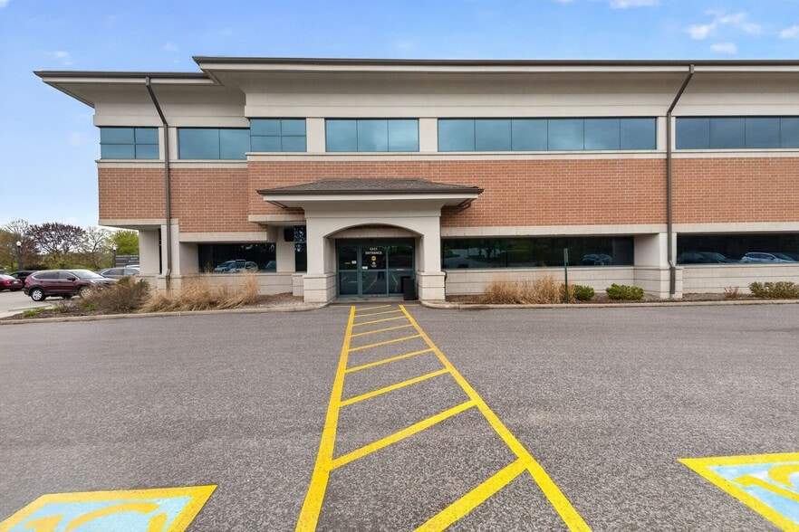 17000 W North Ave, Brookfield, WI à louer - Photo du bâtiment - Image 1 de 34