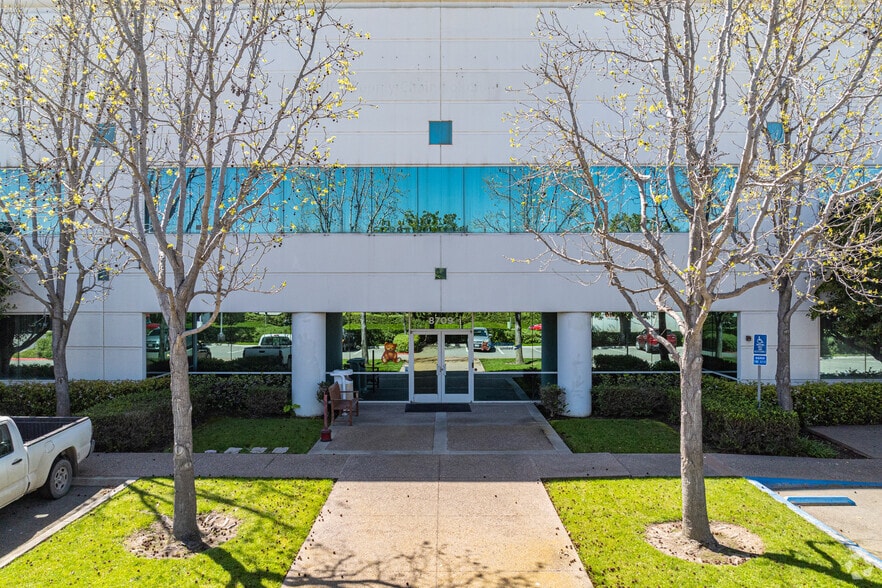 8709 Kerns St, San Diego, CA à louer - Photo du bâtiment - Image 3 de 4