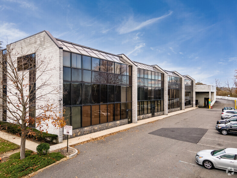 95 Seaview Blvd, Port Washington, NY for lease - Building Photo - Image 2 of 4