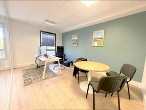 Rue Hans List, Croissy-sur-Seine for lease Interior Photo- Image 2 of 5