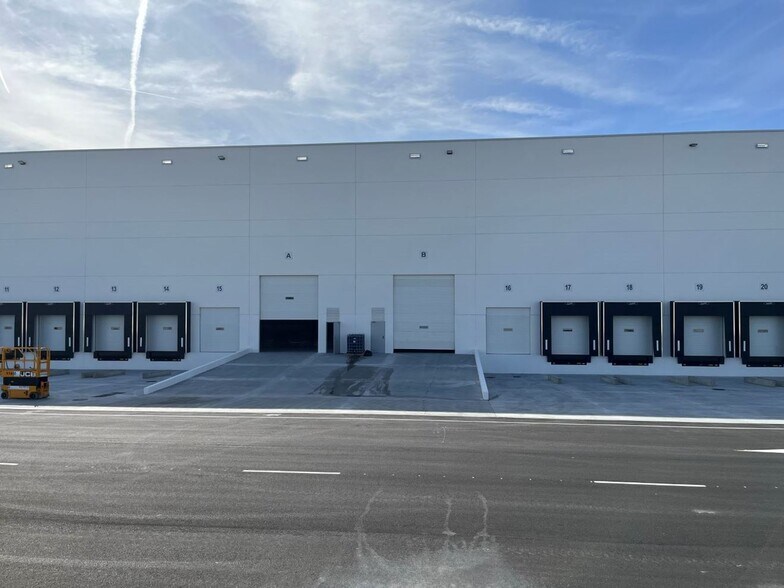 Avenida de los Alcotanes, 49, Pinto, Madrid à louer - Photo du bâtiment - Image 3 de 3