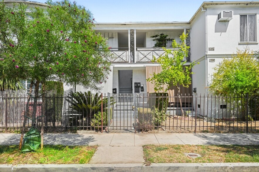 1200-1210 N Kenmore Ave, Los Angeles, CA for sale - Building Photo - Image 2 of 31