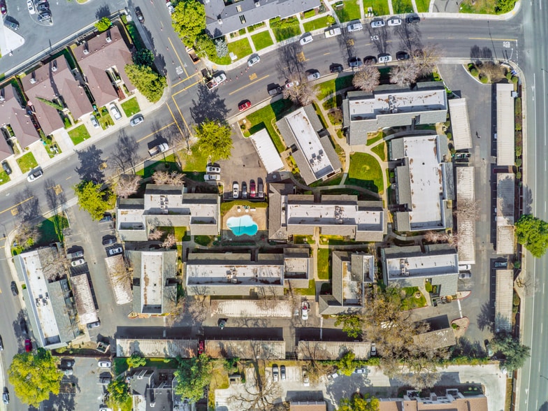 602-710 Wimbledon Dr, Lodi, CA for sale - Building Photo - Image 2 of 19