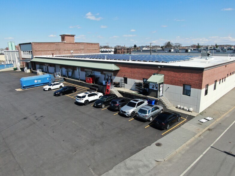 402 Walcott St, Pawtucket, RI à vendre - Photo du bâtiment - Image 3 de 9