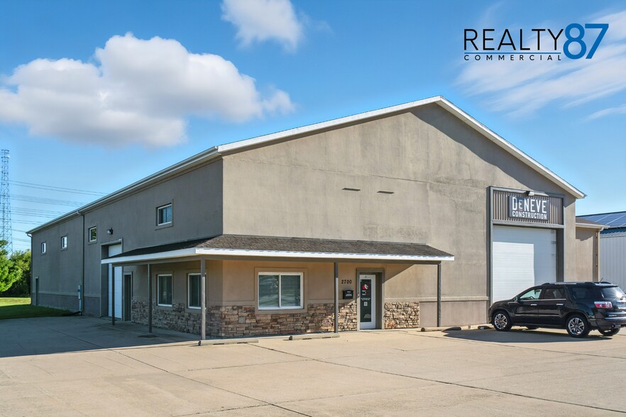 2700 Stonegate Ct, Hiawatha, IA à vendre - Photo du bâtiment - Image 3 de 50