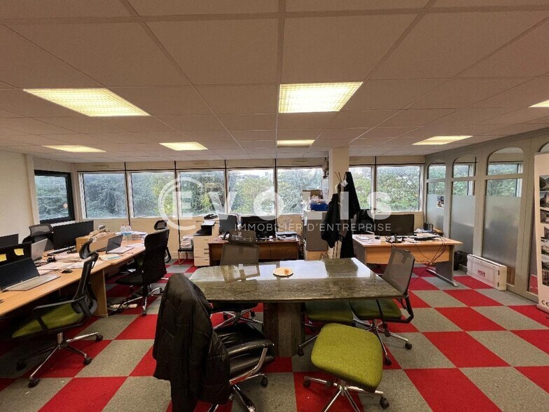 Office in Creteil for lease - Interior Photo - Image 2 of 8