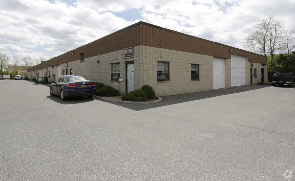 70 Corbin Ave, Bay Shore, NY for lease - Building Photo - Image 3 of 4