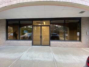 27 Horseneck Rd, Fairfield, NJ for lease Interior Photo- Image 2 of 9
