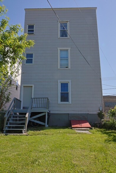 745 Warren St, Hudson, NY à vendre - Photo du bâtiment - Image 3 de 12
