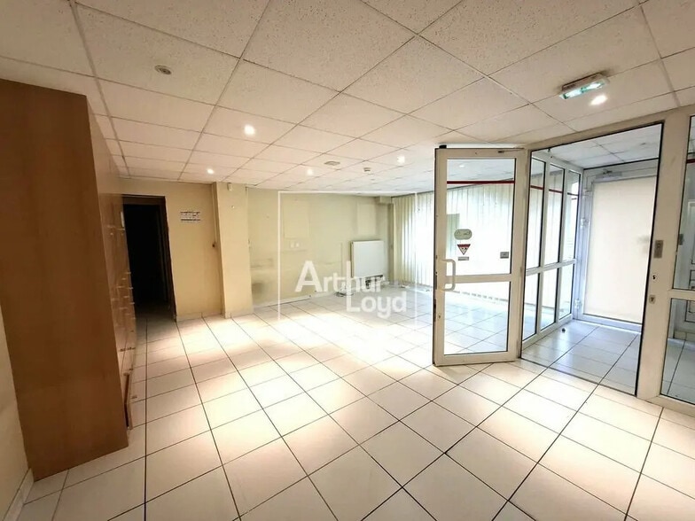 Retail in Melun for sale - Interior Photo - Image 2 of 8