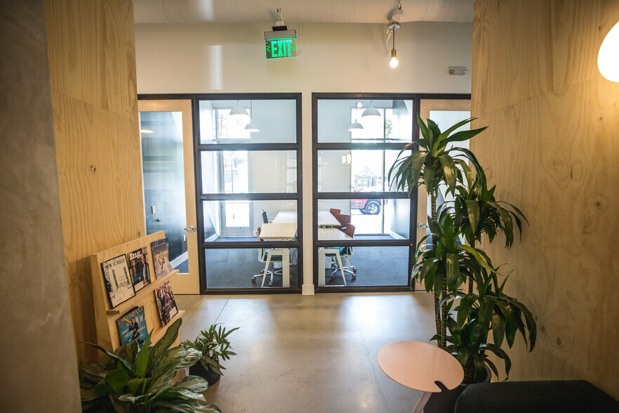 210 E Barham Dr, San Marcos, CA à louer - Photo du bâtiment - Image 3 de 7