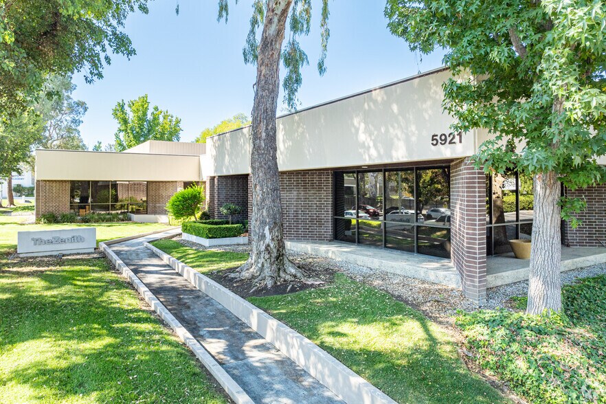 21155 Califa St, Woodland Hills, CA à vendre - Photo du bâtiment - Image 3 de 7