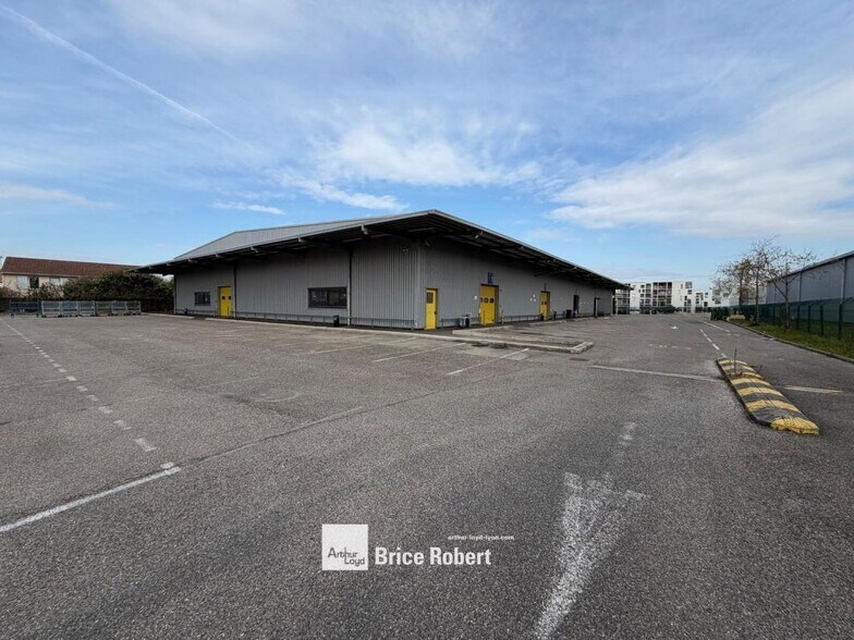 4 Rue Fulgencio Gimenez, Vaulx-en-Velin à louer - Photo du bâtiment - Image 1 de 7