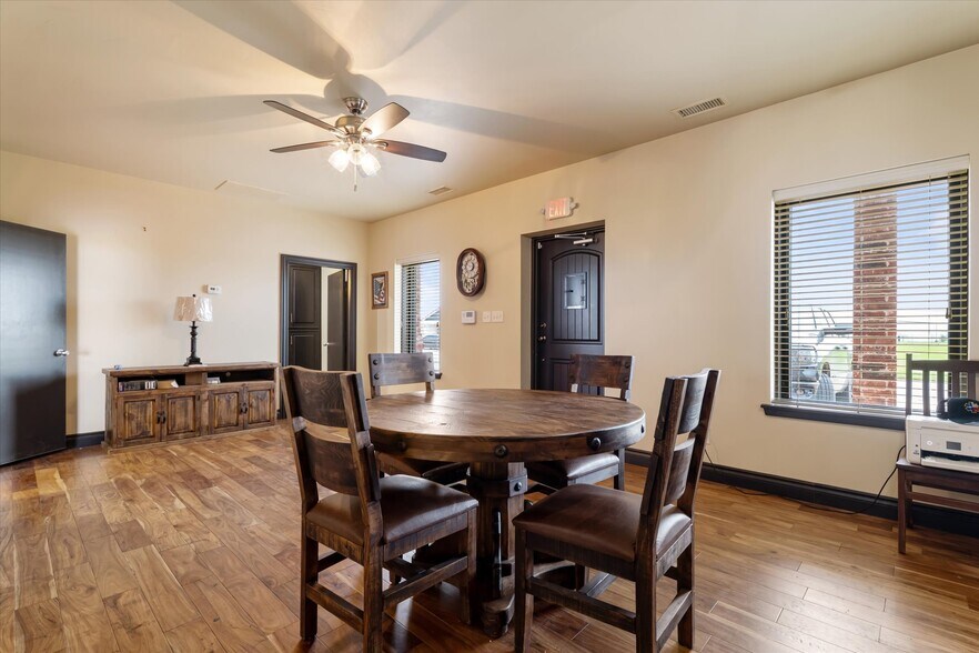 1208 N Industrial Blvd, Pilot Point, TX à vendre - Photo du bâtiment - Image 3 de 7